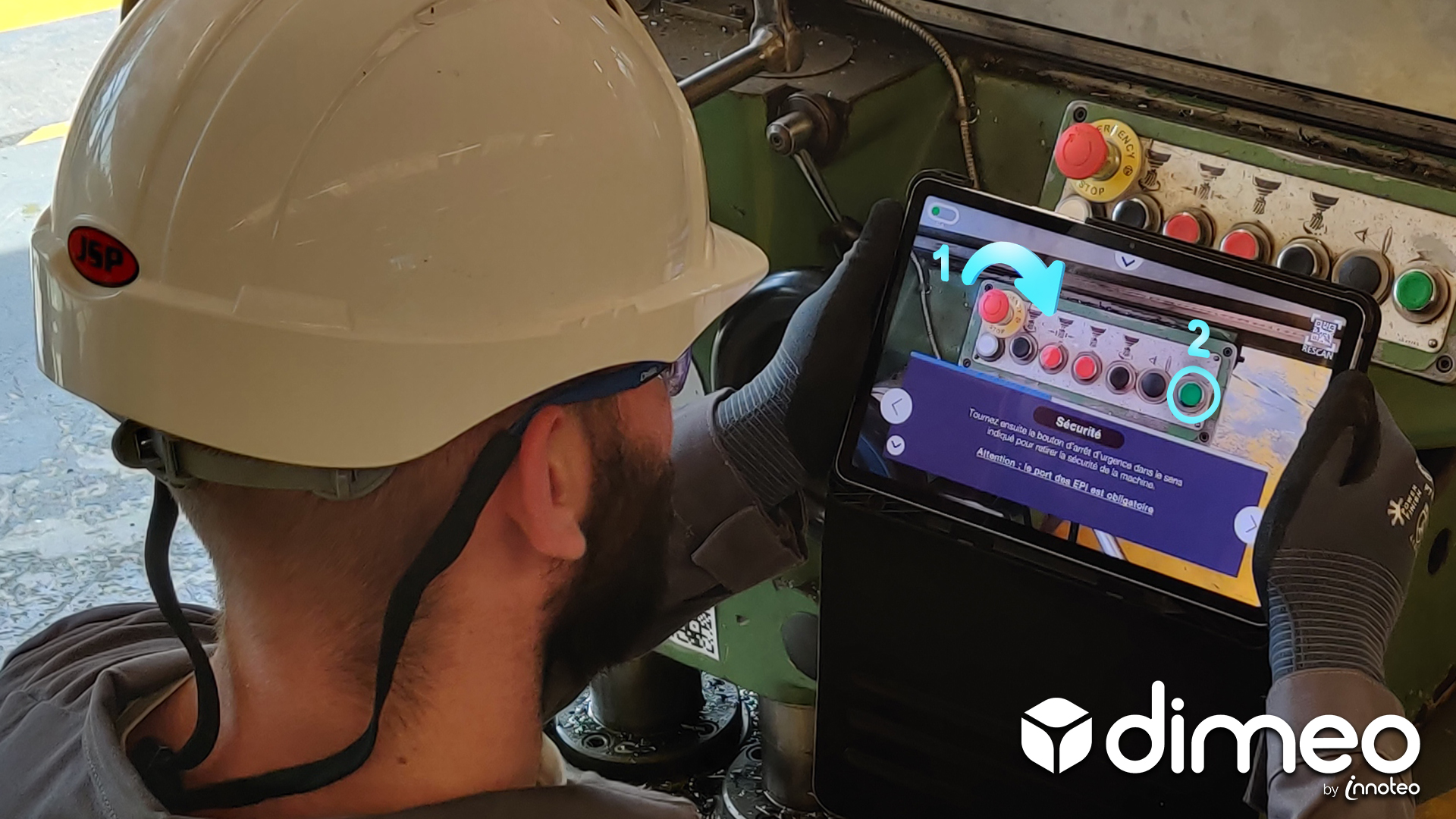 Personne utilisant l'application Dimeo sur une tablette pour visualiser l'action à réaliser sur une machine industrielle.