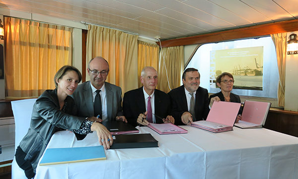 Signature de la convention sur le transport des déblais par voie fluviale. © JGP