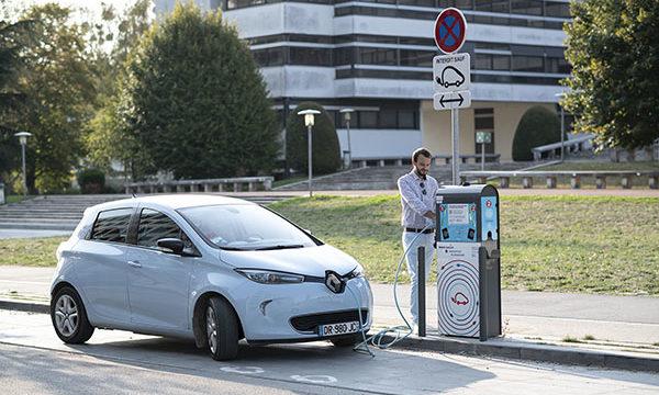 Borne de recharge dans le quartier de Moulon.